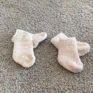 Barefoot dreams new born socks 2 pair